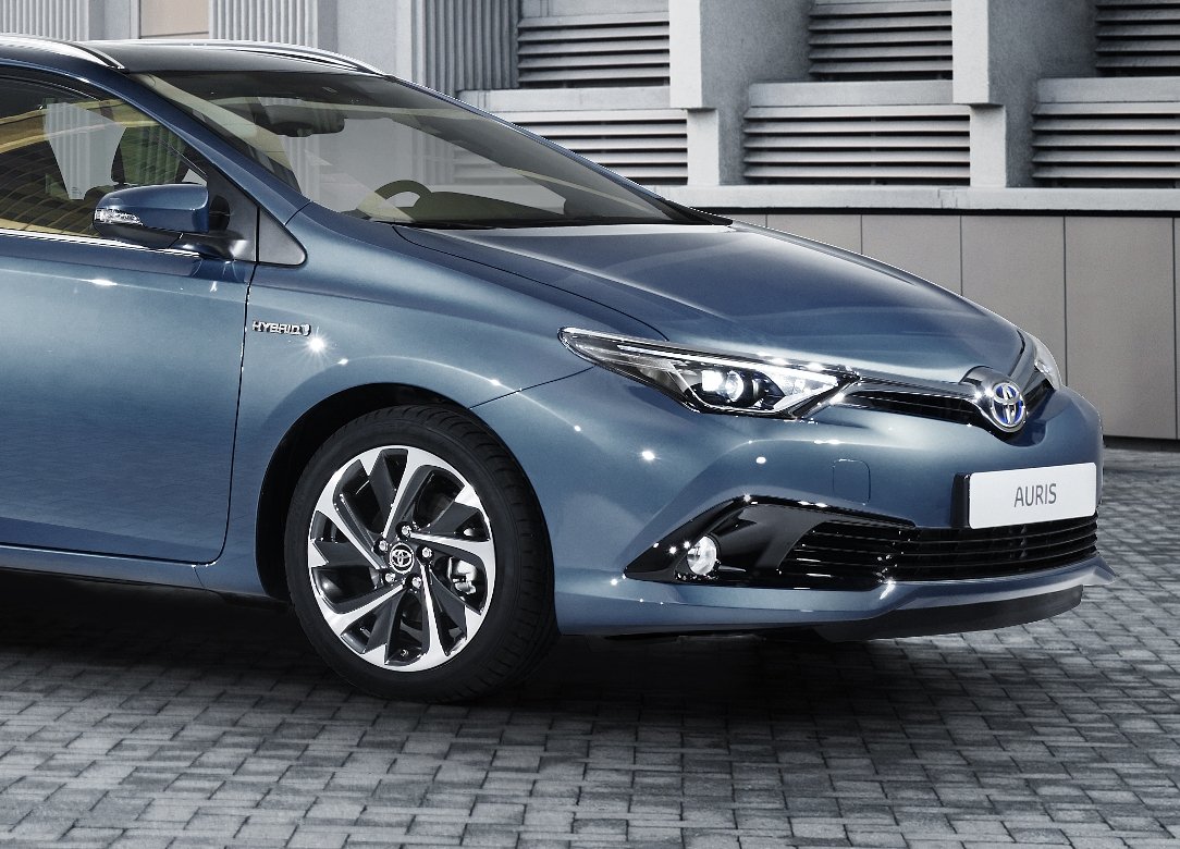 YEN� MAKYAJLI 2015 TOYOTA AUR�S RES�M GALER�S�